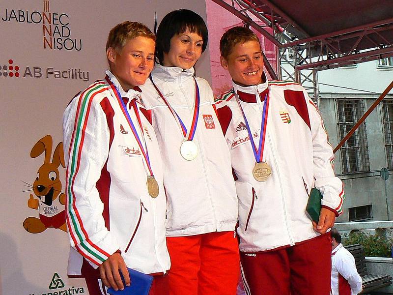 Vítězové deseti finálových atletických disciplín ze čtvrtka 9. července. Medaile před jabloneckou radnicí  předávala prezidentka Global Games 2009 Alena Erlebachová a starosta Jablonce Petr Tulpa.