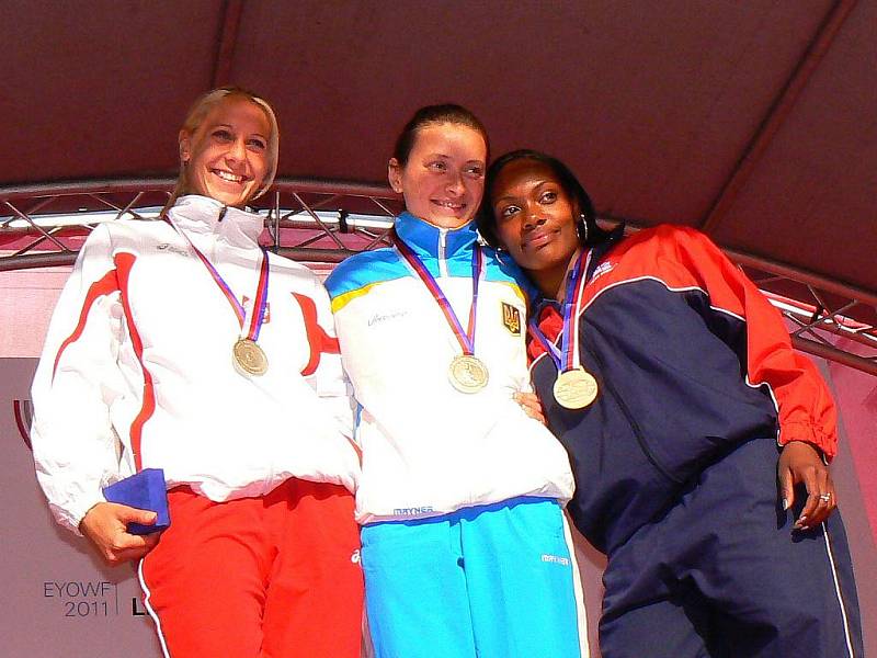 Vítězové deseti finálových atletických disciplín ze čtvrtka 9. července. Medaile před jabloneckou radnicí  předávala prezidentka Global Games 2009 Alena Erlebachová a starosta Jablonce Petr Tulpa.