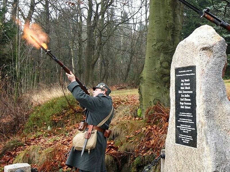 Na Horní Černé Studnici byl v sobotu odhalen památník obětem první světové války. Akce se zúčastnili i vojáci v uniformách rakousko uherské armády a dílo posvětil farář Michal Podzimek. 