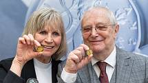 Jitka Molavcová a Jiří Suchý při ražbě první zlaté medaile z třídílné minisérie SEMAFOR připravené k blížícím se 90. narozeninám pana Suchého.