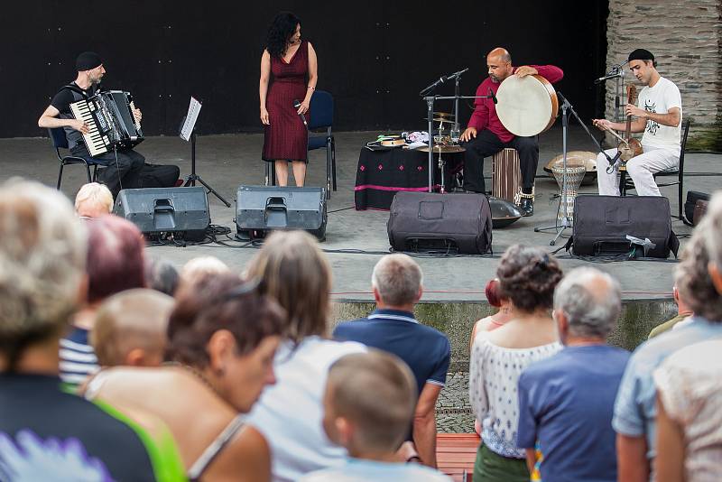 Kedem Ensemble, hudebníci spojení v unikátním projektu, který navazuje na různorodé kulturní a hudební tradice, zahráli 3. srpna na letní scéně Eurocentra v Jablonci nad Nisou.