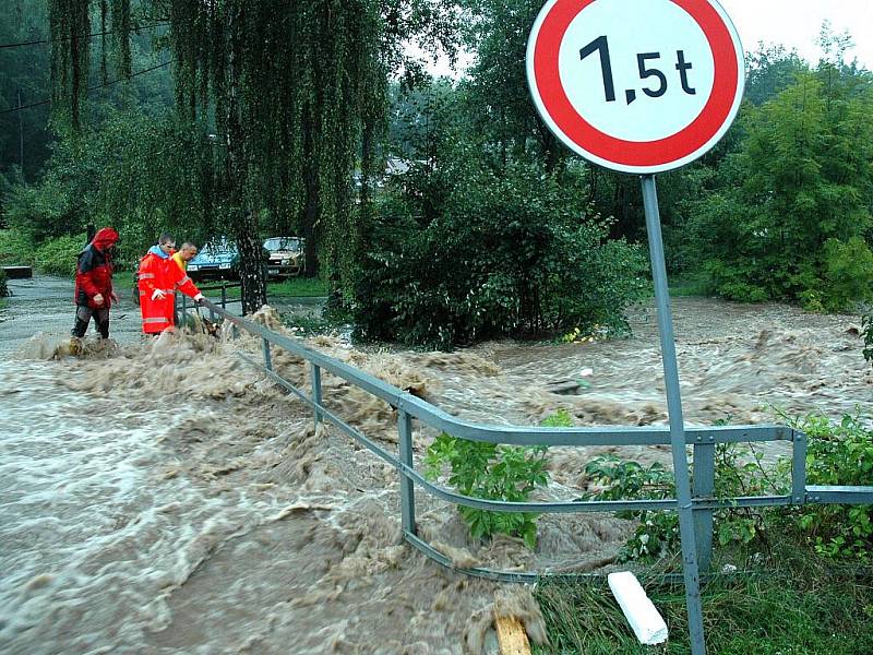 Během dopoledních hodin rozbouřená Jeřice dorazila do Chrastavy a zcela ji odřízla od okoního světa. Do náměstí 1.máje proudila voda Žitavskou ulicí a Spojovací ulicí a vytvořila na náměstí silný tok vody, aby pokračovala zase Žitavskou ven.