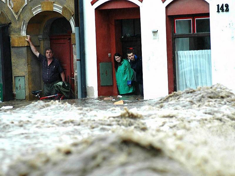 Během dopoledních hodin rozbouřená Jeřice dorazila do Chrastavy a zcela ji odřízla od okoního světa. Do náměstí 1.máje proudila voda Žitavskou ulicí a Spojovací ulicí a vytvořila na náměstí silný tok vody, aby pokračovala zase Žitavskou ven.