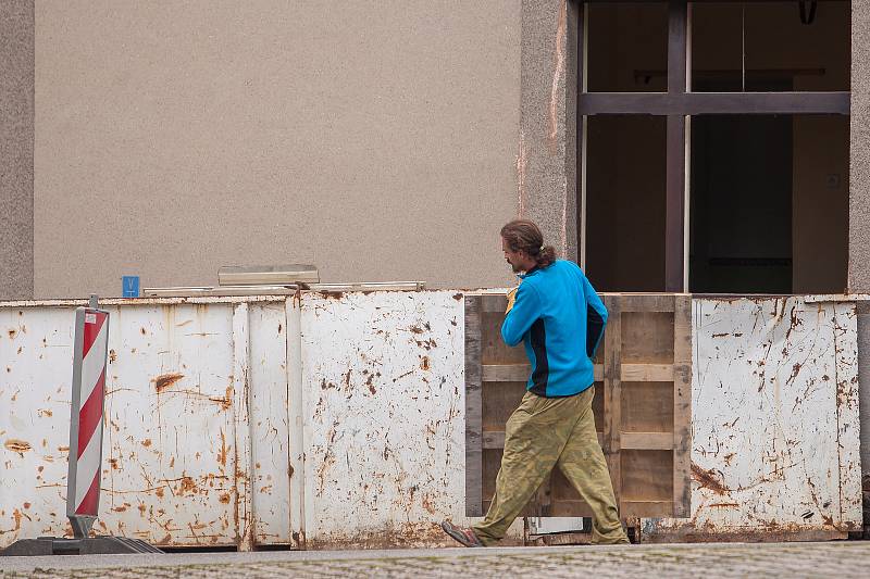 Přípravy na demolici objektu na křižovatce silnic Chuchelská a Jana Žižky, kde bude vybudován kruhový objezd.