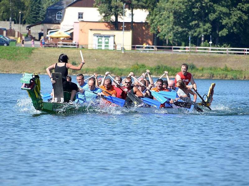 Členové TJ Jizerský drak uctili památku zakládajícího člena oddílu Jaroslava Poslta pořádáním sobotních závodů dračích lodí. Závodu se za letního počasí zúčastnilo devět posádek a diváci vytvořili vynikající kulisu. 