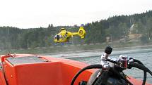 Ve čtvrtek večer na jablonecké přehradě Zdravotnická záchranná služba - skupina speciálních a zdravotních činností - trénovala vytahování tonoucích pomocí vrtulníku a podvěsu. Nalétali 55 minut.