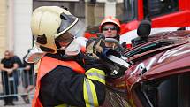 Na náměstí v Jablonci nad Nisou proběhla krajská soutěž ve vyprošťování zraněných osob z havarovaných vozidel.