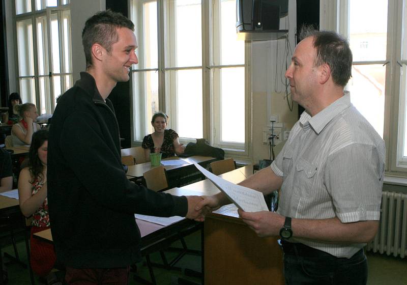 Studenti čtvrtého ročníku Střední uměleckoprůmyslové školy v Jablocni si převzali vysvědčení.