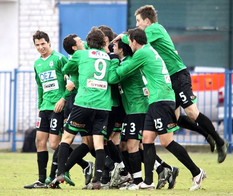 Fotbalisté FK Baumit po zásluze vedli góly Lafaty a Hlouška z druhé půle už 2:0. Nakonec se ale o tři body obávali. Kladno Szabem z penalty snížilo, ale stav se dál nezměnil.