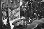 V Železném Brodě na Jablonecku se konala generální stávka 27. listopadu. Náměstí 3. května bylo ten den zcela zaplněné, protestovali pracovníci Železnobrodského skla, služeb, ale i fasádníci nebo zemědělci z Koberov.