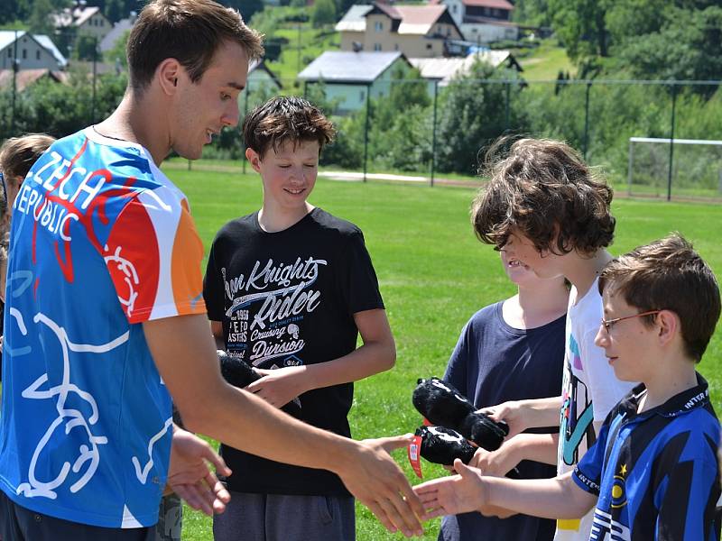 Za dětmi přijel moderní pětibojař Jan Kuf (vlevo)