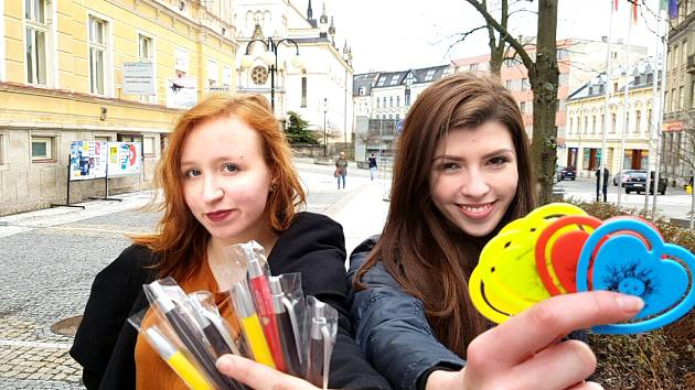 V jablonecký ulicích, stejně jako na řadě dalších míst České republiky prodávají studenti plastiková srdíčka a nebo propisovací tužky s logem charitativní sbírky. Na snímku zleva Marie Vrabcová a Eliška Straková ze Středná umělecko-průmyslové a Vyšší odbo