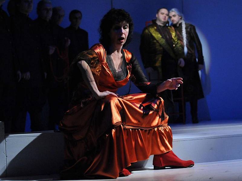 Petr Beneš vytvořil kostýmy pro Verdiho operu Trubadúr v novém nastudování ústeckého divadla.