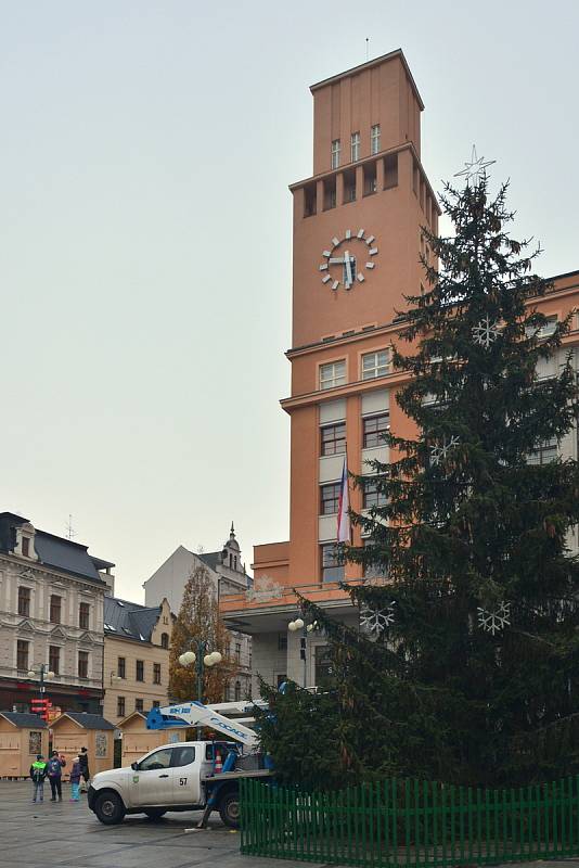 Zdobení vánočního stromu na Mírovém náměstí v Jablonci nad Nisou