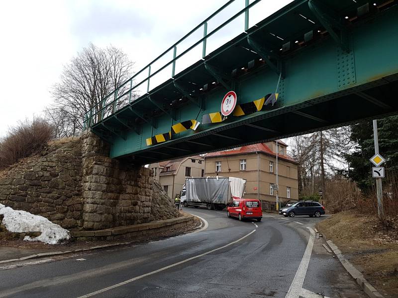 Řidič kamionu se netrefil pod železniční most v jablonecké ulici SNP, nerespektoval dopravní značení upozorňující na výšku mostu.