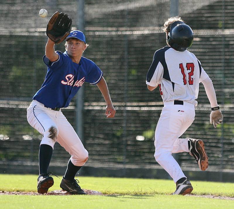 Mistrovství Evropy v baseballu 2012 odstartovalo. Česká reprezentace porazila v úvodním duelu Slovensko (v modrém) 10:0.