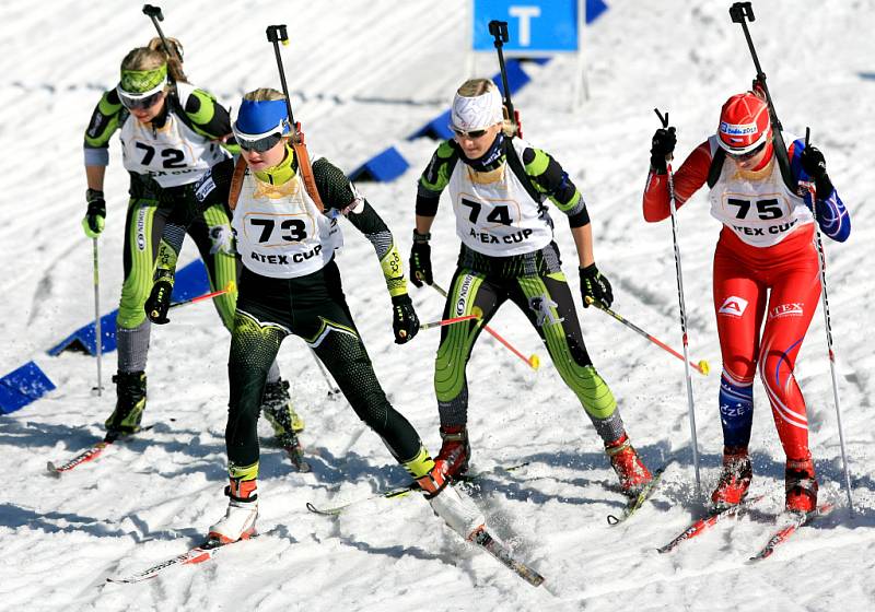 MČR v biatlonu dorostu a juniorů. 72 - Dominika Zelinková (Jilemnice), 73 - Kristýna Černá (Letohrad), 74 - Lenka Šlechtová (Jilemnice), 75 - Eva Puskarčíková (SKP Jablonec).