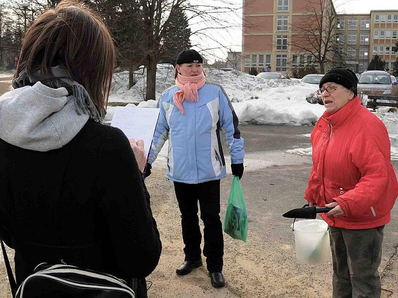 Od 1. března budou jablonečtí strážníci nekompromisně pokutovat majitele, kteří po svých psech neuklidí exkrementy. S osvětou vyrazii v neděli k jablonecké přehradě pracovníci Ligy na ochranu zvířat a z útulku pro opuštěná zvířata Dášenka. 