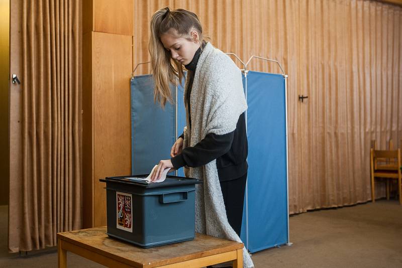 Studentské prezidentské volby začaly 16. ledna na Gymnáziu Dr. Antona Randy v Jablonci nad Nisou. Pokračovat budou i následující den, kdy budou ve večerních hodinách zveřejněny výsledky hlasování.