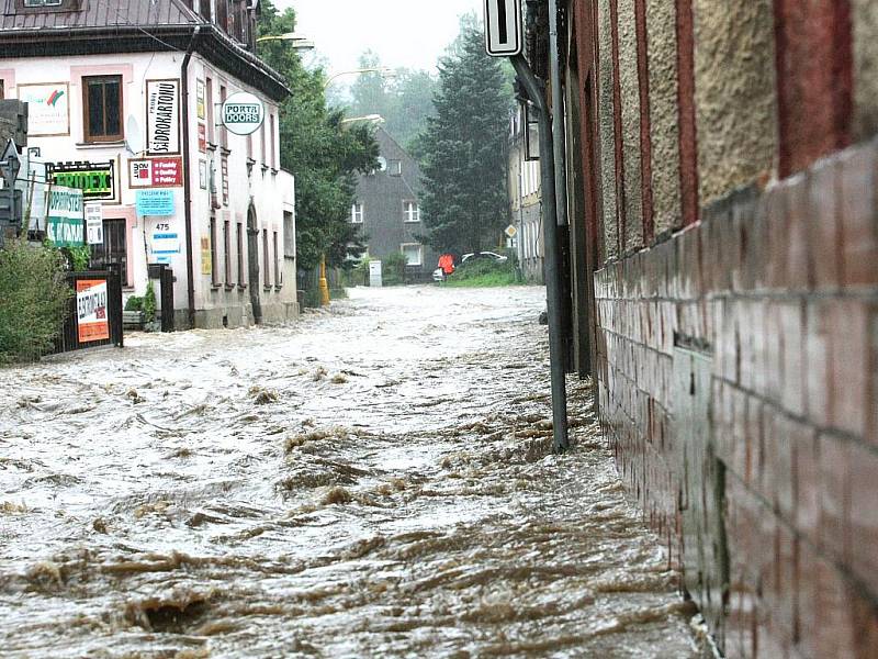 Během dopoledních hodin rozbouřená Jeřice dorazila do Chrastavy a zcela ji odřízla od okoního světa. Do náměstí 1.máje proudila voda Žitavskou ulicí a Spojovací ulicí a vytvořila na náměstí silný tok vody, aby pokračovala zase Žitavskou ven.