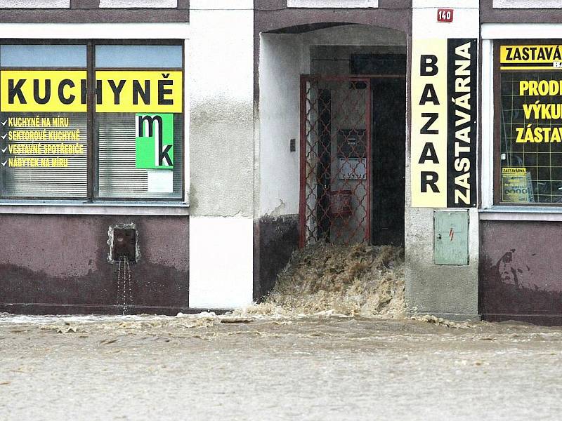 Během dopoledních hodin rozbouřená Jeřice dorazila do Chrastavy a zcela ji odřízla od okoního světa. Do náměstí 1.máje proudila voda Žitavskou ulicí a Spojovací ulicí a vytvořila na náměstí silný tok vody, aby pokračovala zase Žitavskou ven.