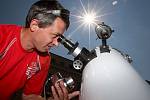 Na jabloneckém Mírovém náměstí astronomové a agentura Sundisk uspořádali pozorování částečného zatmění Slunce pro veřejnost. Desítky lidí se vystřídaly u pěti dalekohledů různých velikostí. Na snímku astronom Felix Čermák.