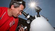 Na jabloneckém Mírovém náměstí astronomové a agentura Sundisk uspořádali pozorování částečného zatmění Slunce pro veřejnost. Desítky lidí se vystřídaly u pěti dalekohledů různých velikostí. Na snímku astronom Felix Čermák.