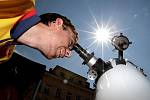 Na jabloneckém Mírovém náměstí astronomové a agentura Sundisk uspořádali pozorování částečného zatmění Slunce pro veřejnost. Desítky lidí se vystřídaly u pěti dalekohledů různých velikostí.