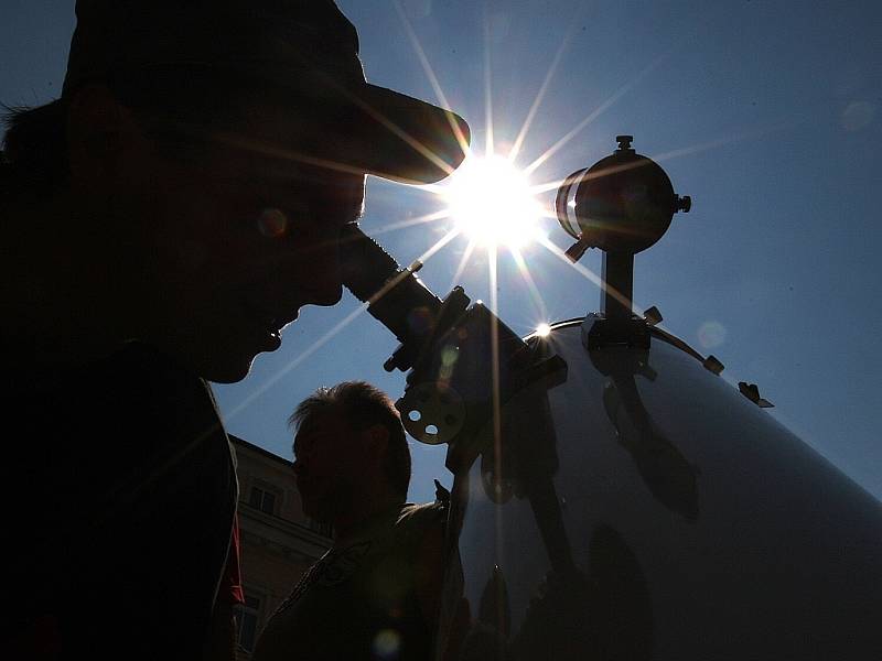 Na jabloneckém Mírovém náměstí astronomové a agentura Sundisk uspořádali pozorování částečného zatmění Slunce pro veřejnost. Desítky lidí se vystřídaly u pěti dalekohledů různých velikostí.