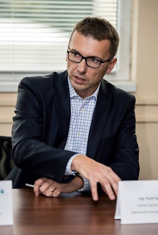 Tisková konference v jablonecké teplárně Jablonecká energetická, kterou nyní kompletně vlastní Jablonec nad Nisou. Ředitel společnosti Pavel Spilka (v brýlích).