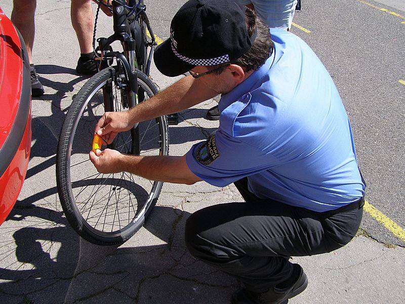 Strážníci při preventivních kontrolách darovali odrazky cyklistům, kteří je na svých kolech neměli.