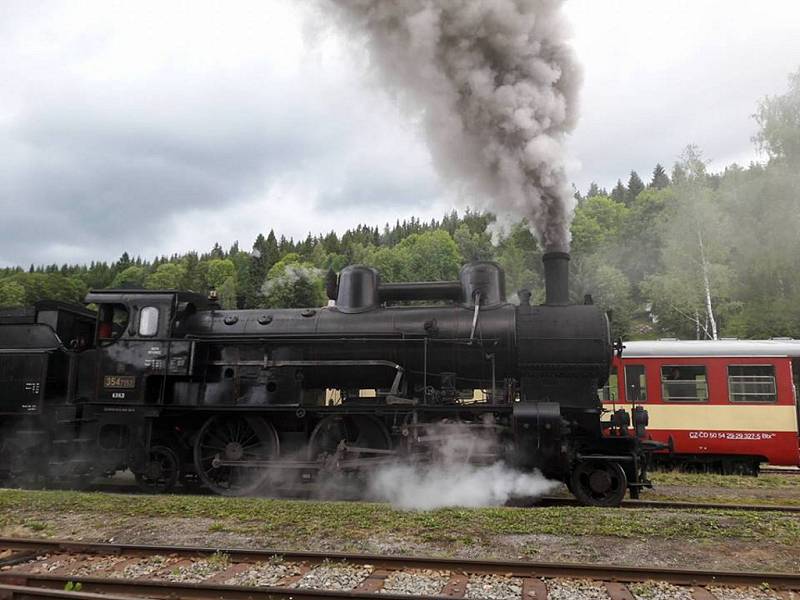 Parní lokomotiva Sedma jezdila o víkendu na trati Kořenov Harrachov. 