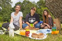 Veganský piknik nabídl ochutnávku řady dobrot, ve kterých byste nenašli maso, mléko ani vejce. Akce se v Jablonci nad Nisou konala poprvé. Na snímku zleva Vendula Pelíšková, Leona Mánková a Lenka Abrahámová.