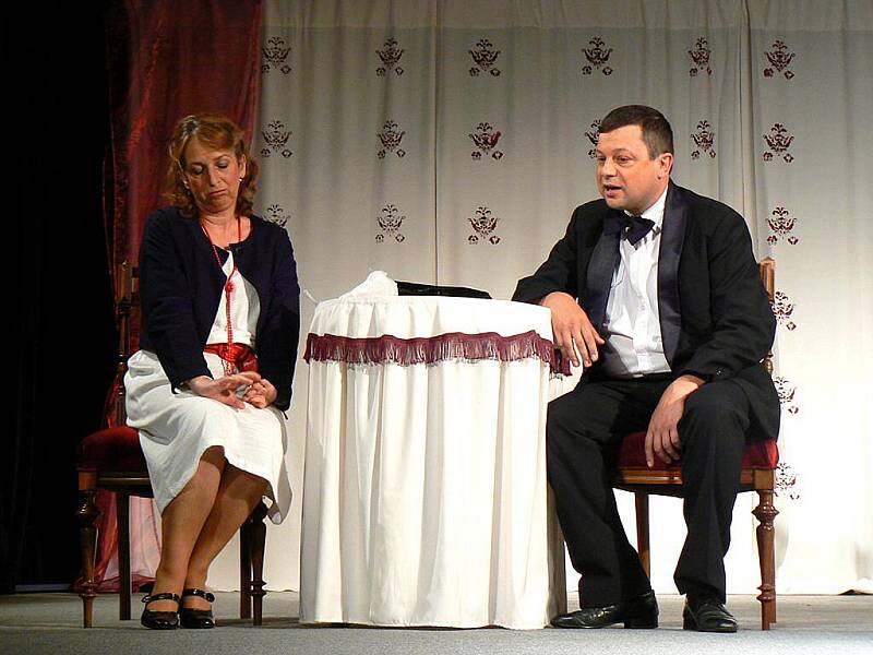 Divadelní soubor J. K. Tyl Josefův Důl uvádí společenskou veselohru hry Olgy Scheinpflugové Houpačka v úpravě a režii Karla Stuchlíka. 