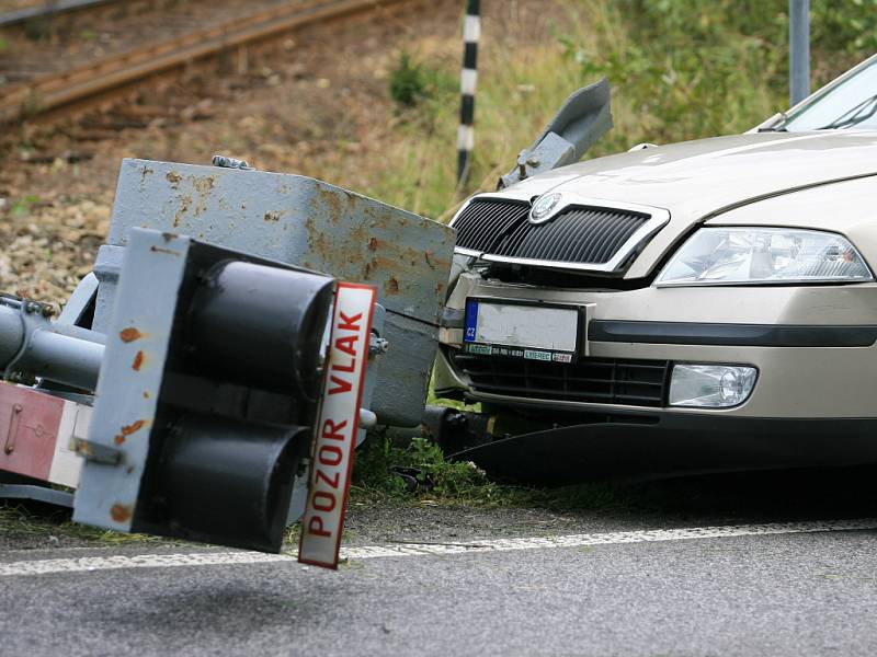 K neobvyklé dopravní nehodě došlo v sobotu kolem poledne na železničním přejezdu ve Smržovce. Řidič stříbrné Škody Octavia havaroval, když narazil do sloupu držícího závory. 