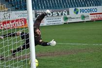 Takto se jablonecký brankář Michal Špit natahoval po penaltě, kterou zahrával teplický Džeko. Míč naštěstí pro Jablonec v síti neskončil a od pravé tyčky se odrazil mimo branku zelenobílého celku.