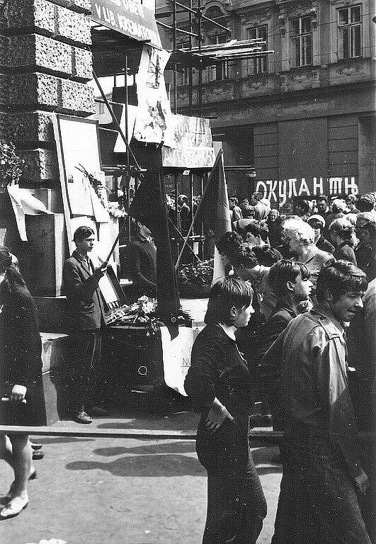 Dobové snímkyze srpna 1968 z Liberce pořízené jabloneckým fotografem. Před radnicí.