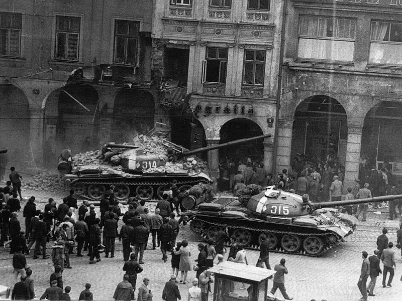 Dobové snímkyze srpna 1968 z Liberce pořízené jabloneckým fotografem. Tank najel do podloubí na náměstí Bojovníků za mír.