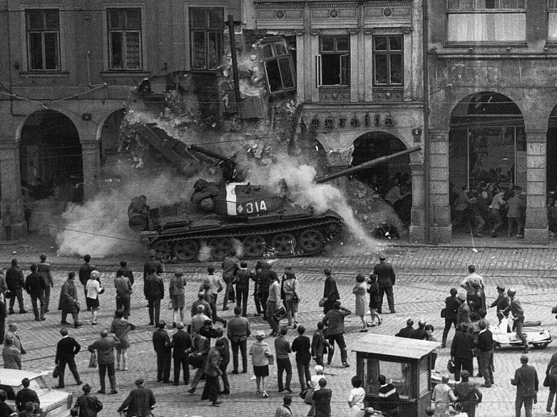 Dobové snímkyze srpna 1968 z Liberce pořízené jabloneckým fotografem. Tank najel do podloubí na náměstí Bojovníků za mír.