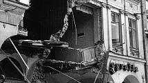 Dobové snímkyze srpna 1968 z Liberce pořízené jabloneckým fotografem. Tank najel do podloubí na náměstí Bojovníků za mír, pod sutinami zůstali lidé.