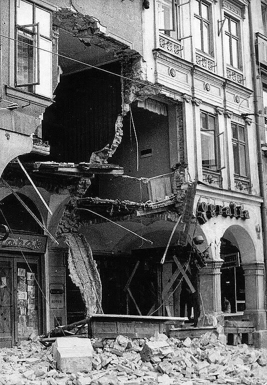 Dobové snímkyze srpna 1968 z Liberce pořízené jabloneckým fotografem. Tank najel do podloubí na náměstí Bojovníků za mír, pod sutinami zůstali lidé.