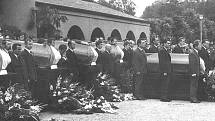 Dobové snímkyze srpna 1968 z Liberce pořízené jabloneckým fotografem. Pohřeb obětí okupace v libereckém krematoriu. 