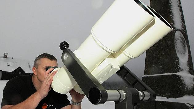 Vyhlášení Jizerské oblasti tmavé oblohy proběhlo na mezinárodní tiskové konferenci v horské obci Jizerka. Aleš Majer předvádí astronomický dalekohled Binar 125×40 , který slouží k pozorování větších ploch na nebi, například mlhoviny, galaxie a komety.