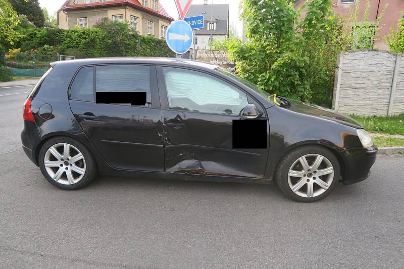 Mladý řidič vlivem nepřiměřené rychlosti nezvládl v Jablonci nad Nisou řízení a narazil do protijedoucího vozidla i dopravní značky.