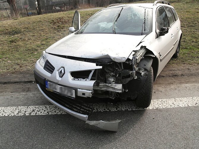 Čtyřiapadesátiletá žena narazila do sloupu s vozidlem Renault Megane v pondělí 6. dubna v úseku od Držkova na Tanvald.