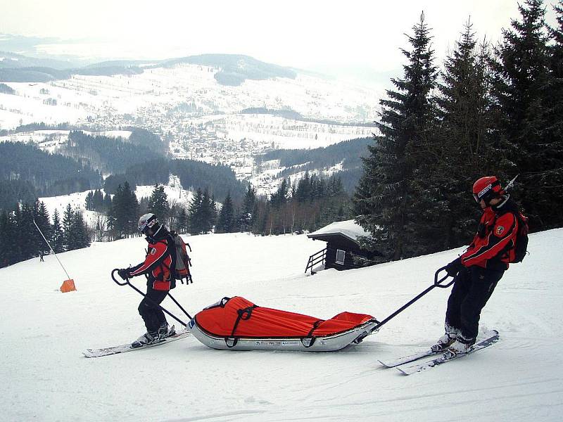 Horská služba 2010. Svoz zraněného v v Jizerských horách.