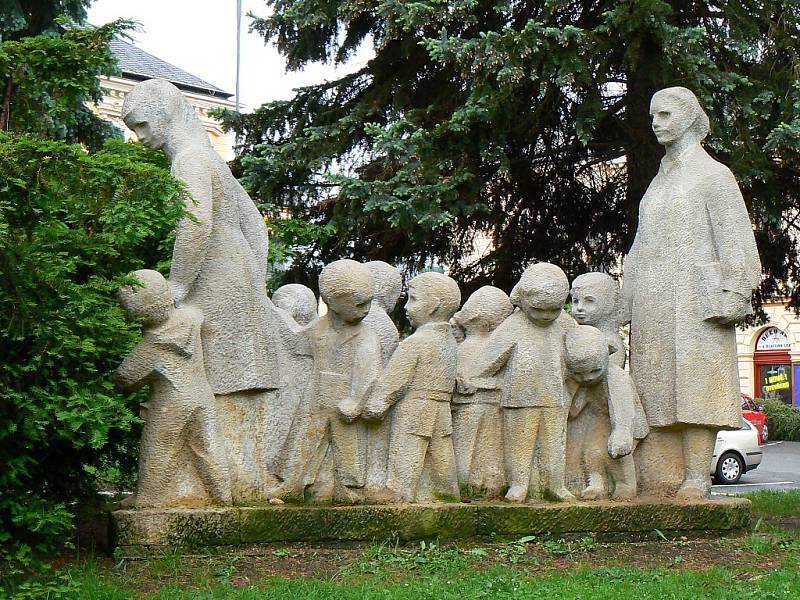 Dnešní nákupní centrum Jabloň a jeho okolí.