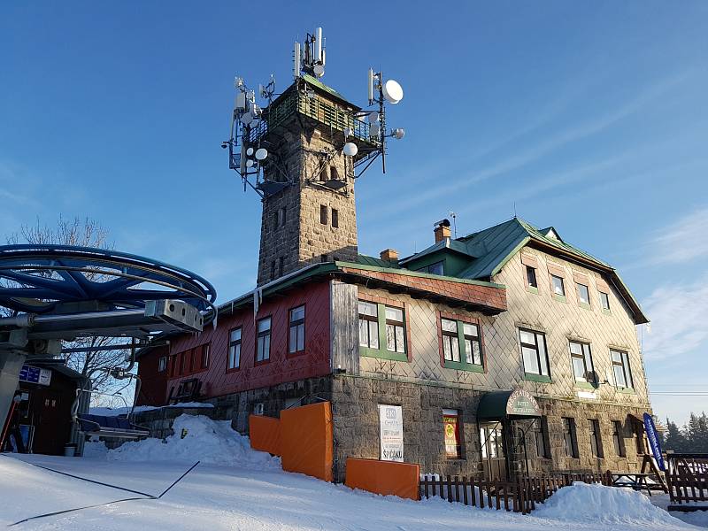 VE SKI AREÁLU TANVALDSKÝ ŠPIČÁK, který je největším lyžařským areálem v Jizerských horách, je hlavním přepravním prostředkem pro lyžaře již od roku 2003 čtyřsedačková lanovka. Dále lyžaře na vrchol dopraví kotvový lyžařský vlek. Ve ski areálu jsou dále čt