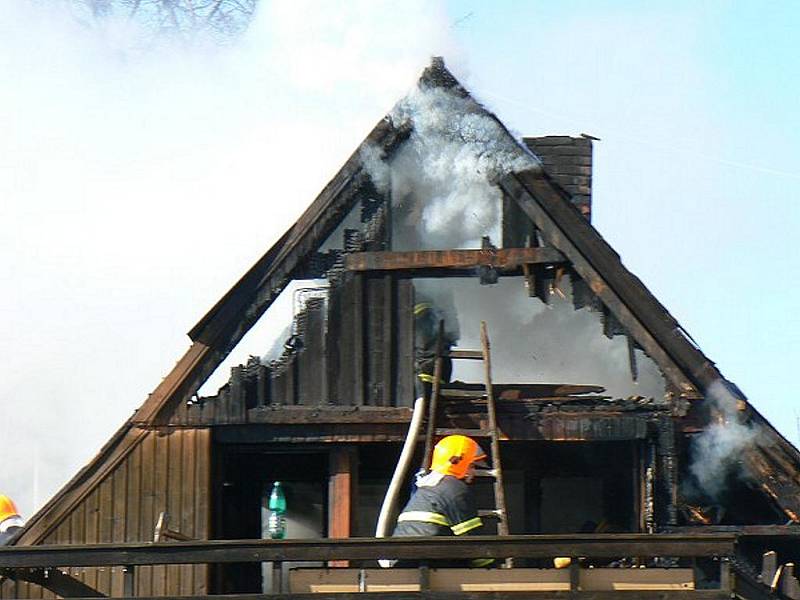 Sbor dobrovolných hasičů Huť. Zásah v únoru 2008 u požáru rodinného domu v Maršovicích.