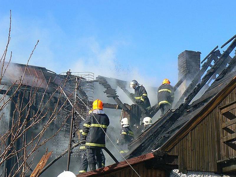 Sbor dobrovolných hasičů Huť. Zásah v únoru 2008 u požáru rodinného domu v Maršovicích.